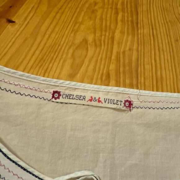 CHELSEA AND VIOLET Embroidery Top White And Pink Womens SIZE Medium - Picture 4 of 10